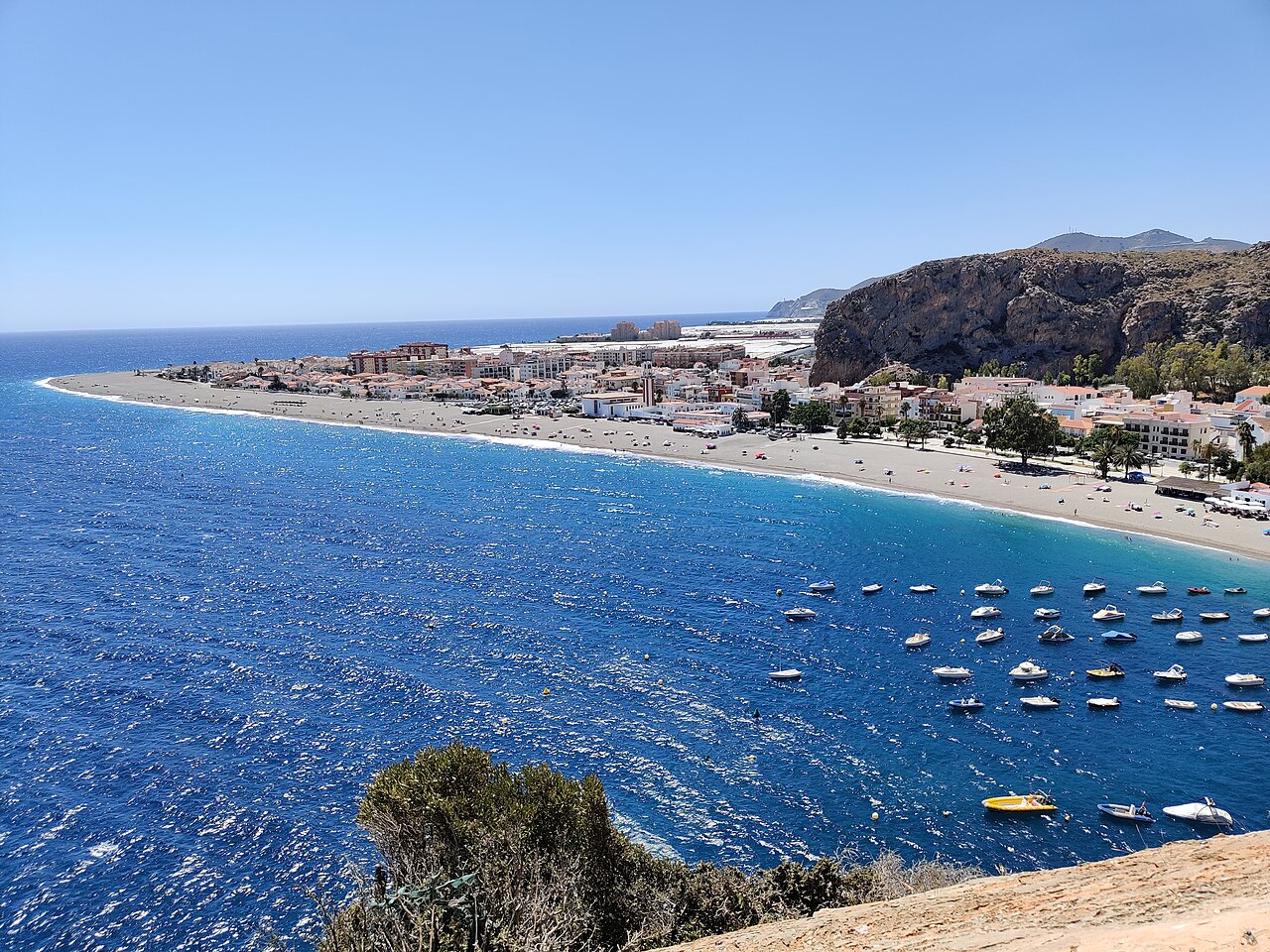 Calahonda: el Pueblo con las Aguas más Transparentes de la Costa Tropical